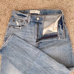 Abercrombie & Fitch • High Rise Mom Jean 25/0S